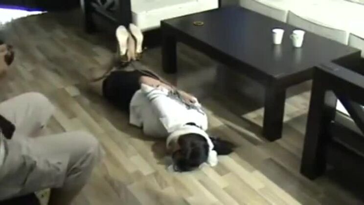 縛り上げられたアジア人