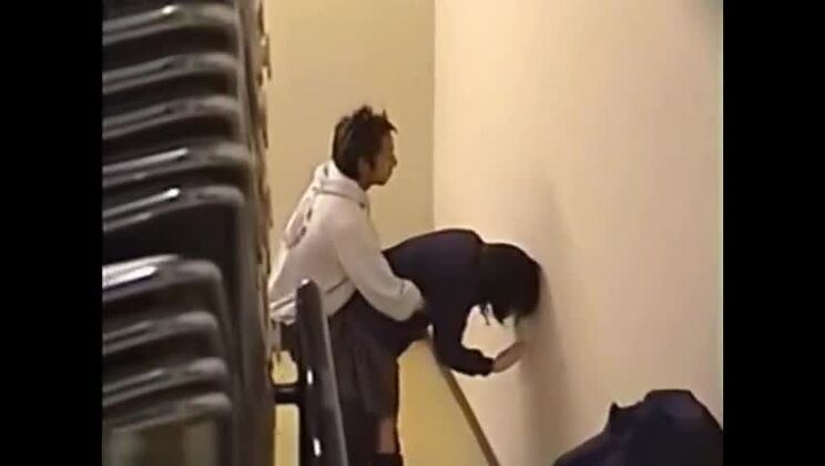 建物の中でイチャつくカップル