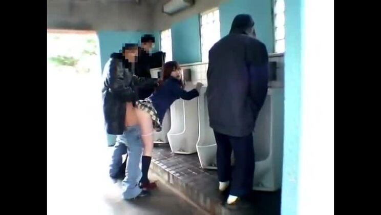 公衆トイレにいるティーン