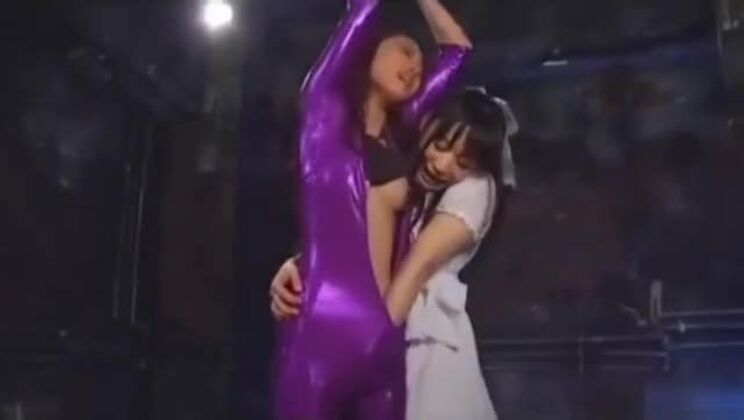 目隠しされ縛られたレズビアン