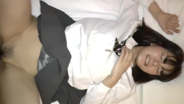 18歳の女性に自分たちの制服を着せてみた