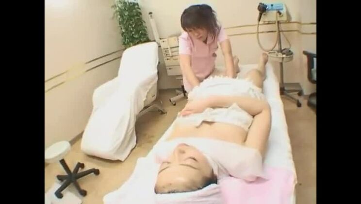 エッチなポルノ映画、ベイビーがショーを見ようと試みる