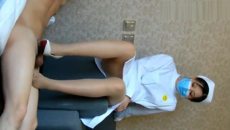 中国人フットジョブ 看護師の先輩 ハイヒール ストッキング 足コキ 超気持ちいい