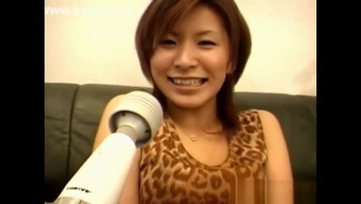 アジアの誘惑者が濡れたマンコをバイブで刺激される