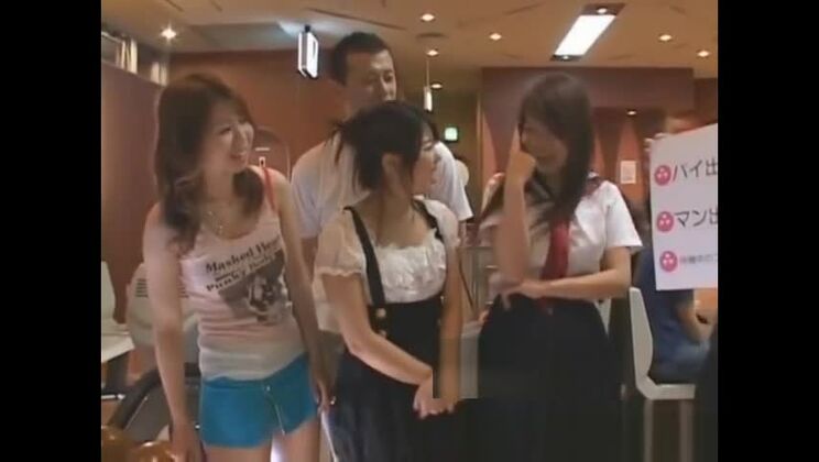 服を脱ぐセクシーな日本人娘たち