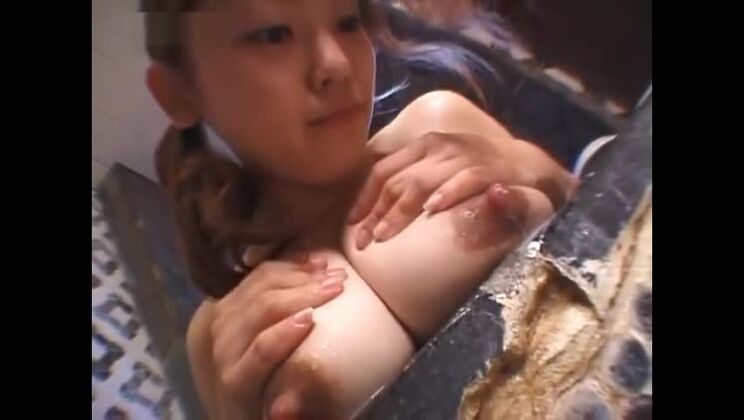 女の子の大きな授乳中の胸 2. 彼女の巨大な乳白色の胸を洗う