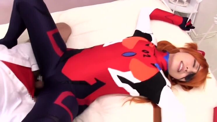 セックス前にチンポをしゃぶる日本のコスプレ赤毛娘