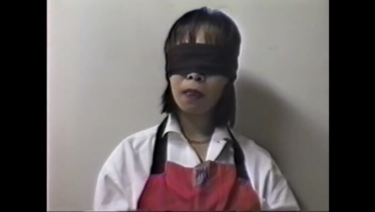 人妻が卵を舐めているようだ