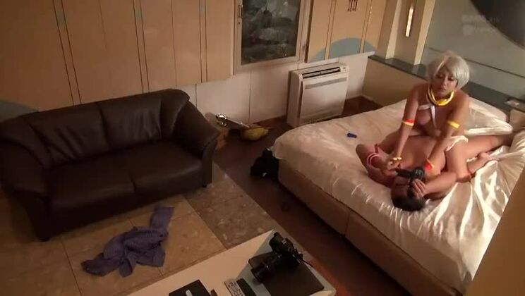 神々しい巨乳の日本人、ソフィア・タキガワが魔法のようなフェラチオを披露