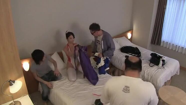 可愛い日本人、篠田あゆみが口内射精を浴びる