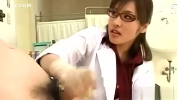 アジア人看護師の痴女が患者をシゴく