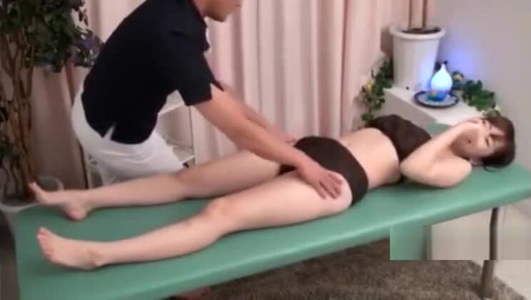 毛深いマンコを持つアジア人美女がワックス脱毛を受ける