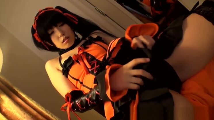 東洋のコスプレ美女がオマンコに玩具を擦りつける