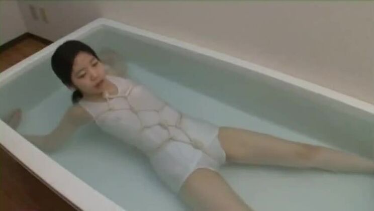 息を止めている日本人娘