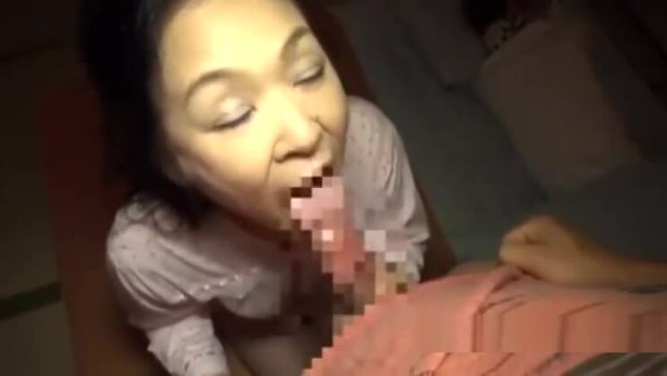 熟女が若い男をフェラ、夫が隣で寝ている間に犯される