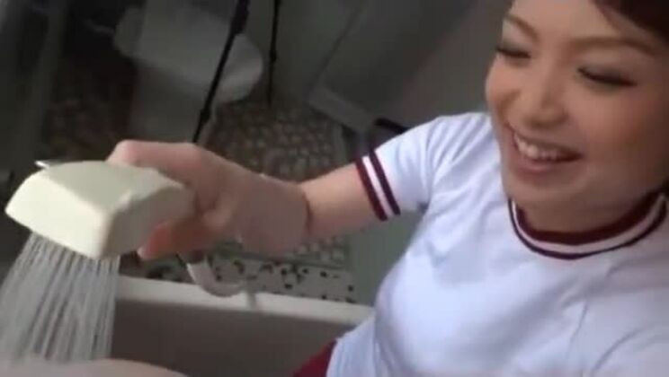 トレーニングウェア姿の巨乳女子高生が、浴槽に立ったまま男に後ろから犯される