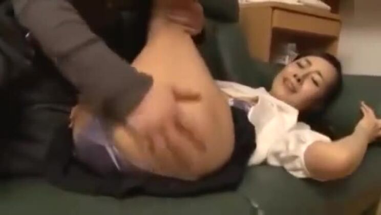 日本の毛深いマンコへの指入れ