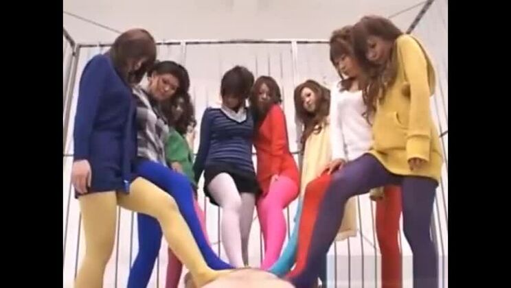 男がグループで熱いフェラチオを受けるパート3