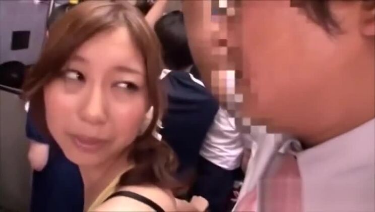 セクシーな日本人女子がバスの中でフェラチオとセックス