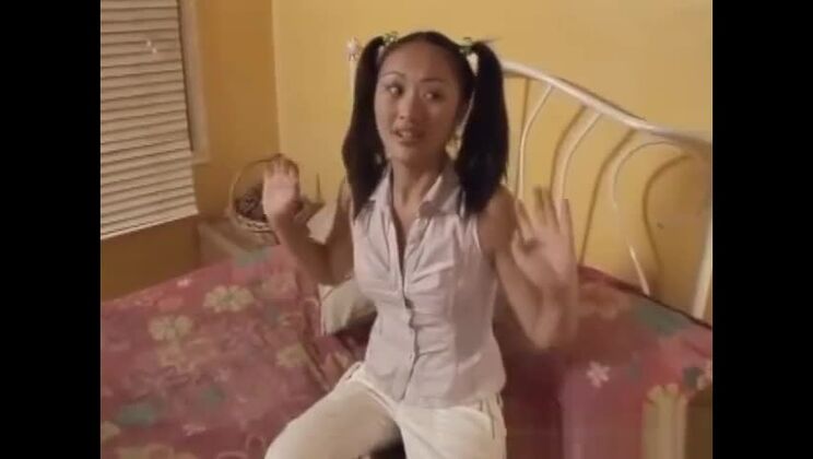 ホットな日本人ティーンが野性的なファンタジーの男をフェラする奇妙なシーン