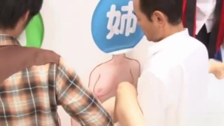 ゲームショー中に遊ぶのが大好きなアジアの女たち