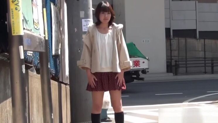 アジア人ティーンが下着をチラ見せ