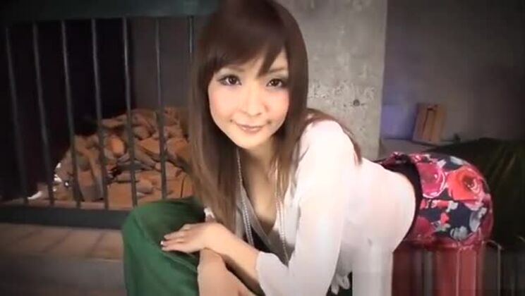 男が肉厚なマンコを激しく突く