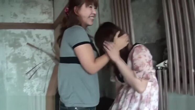 日本人レズビアンの放尿